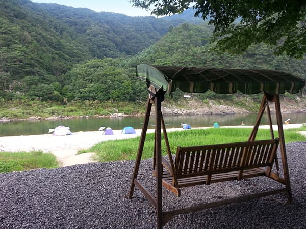 고요한아침강가펜션 전경